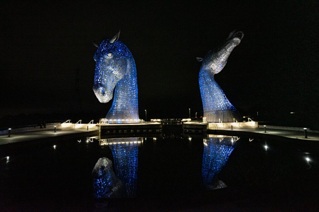 illuminated kelpies monuments in scotland